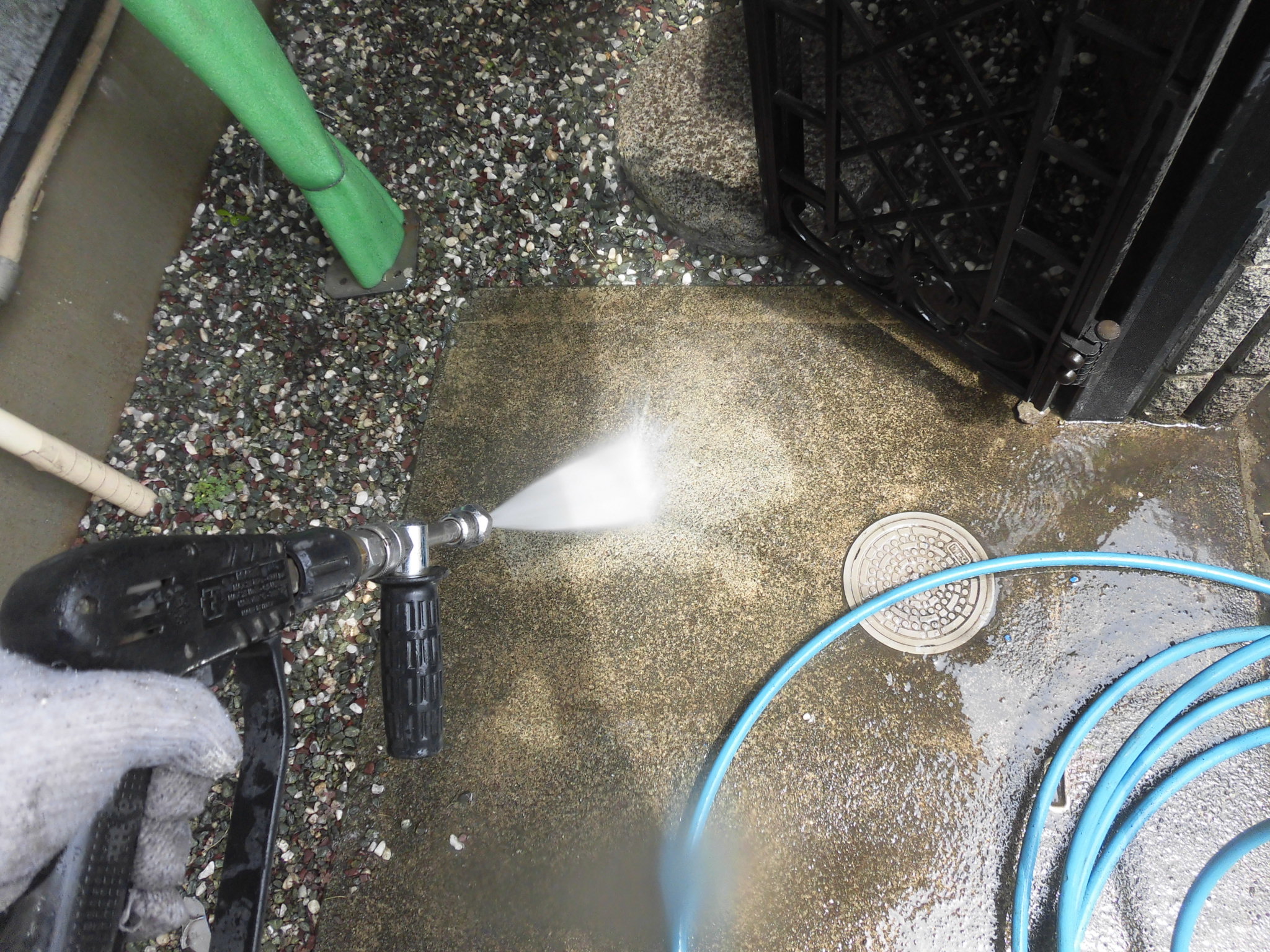 ①高圧洗浄の詳細写真