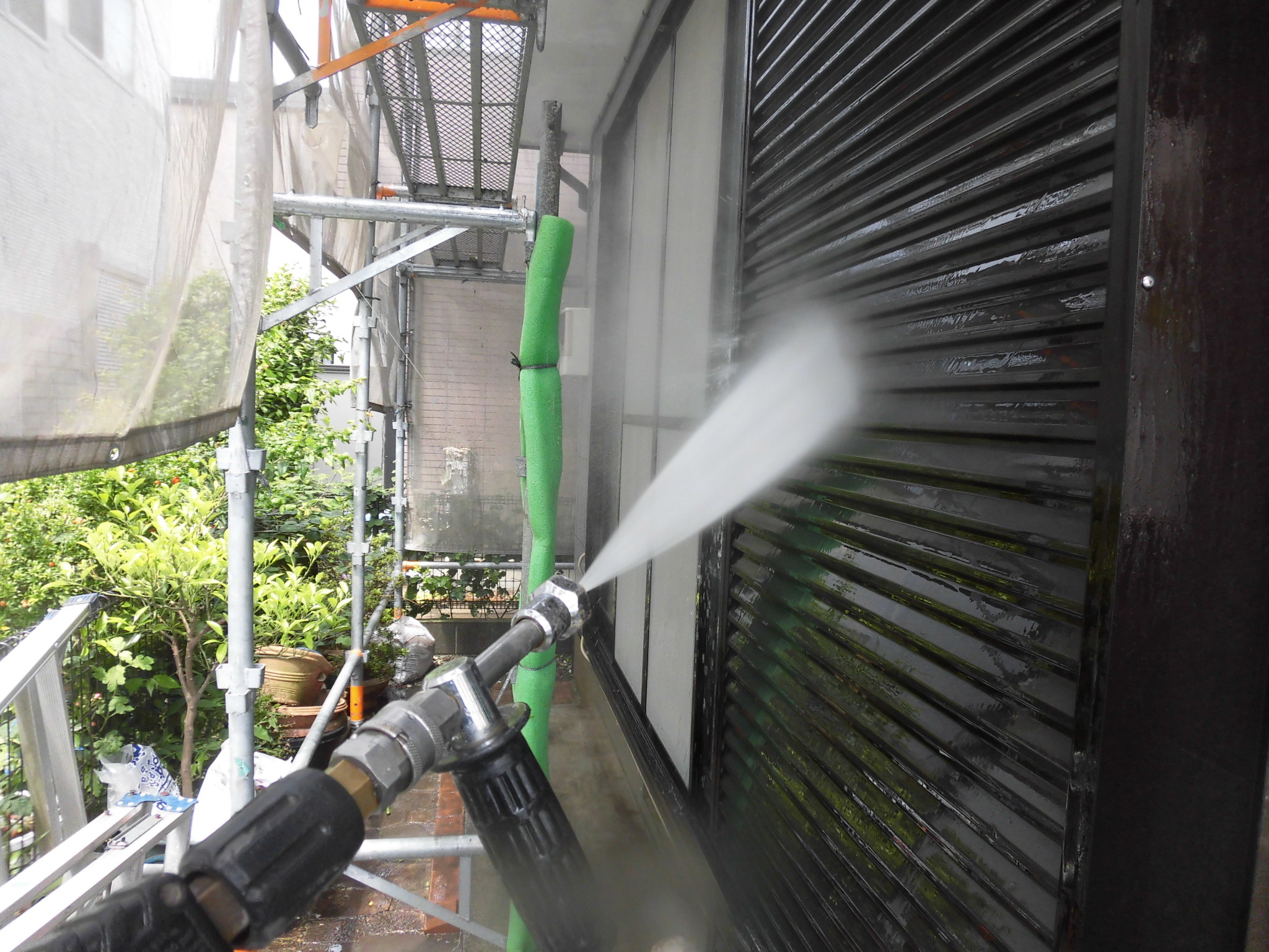 ①高圧洗浄の詳細写真