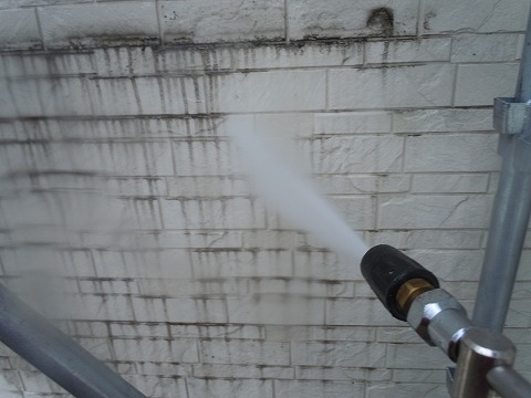 ①高圧洗浄の詳細写真