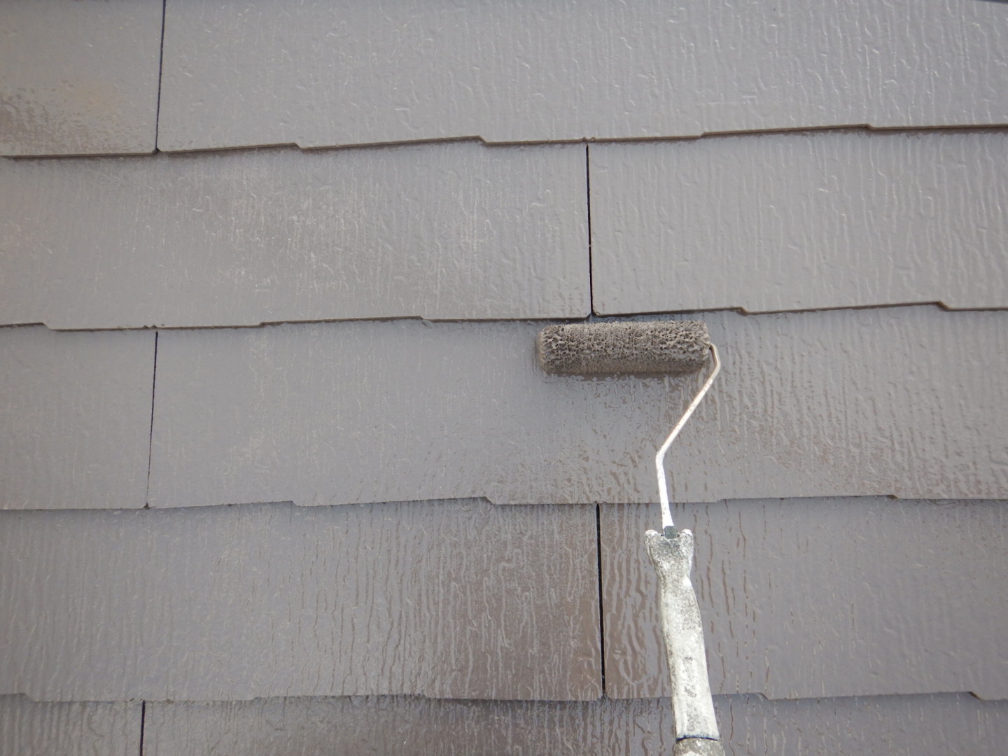 ④屋根塗装　中・上塗りの詳細写真