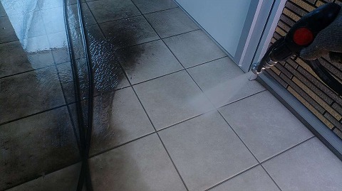 ①高圧洗浄の詳細写真