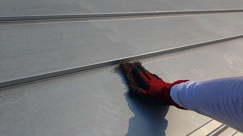 ②屋根塗装　下塗りの詳細写真