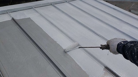 ②屋根塗装　下塗りの詳細写真