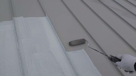 ③屋根塗装　中・上塗りの詳細写真