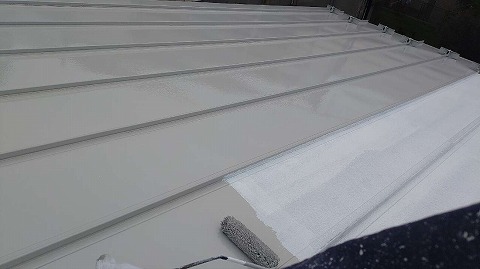 ③屋根塗装　中・上塗りの詳細写真