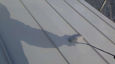 ③屋根塗装　中・上塗りの詳細写真