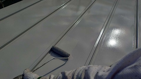 ③屋根塗装　中・上塗りの詳細写真