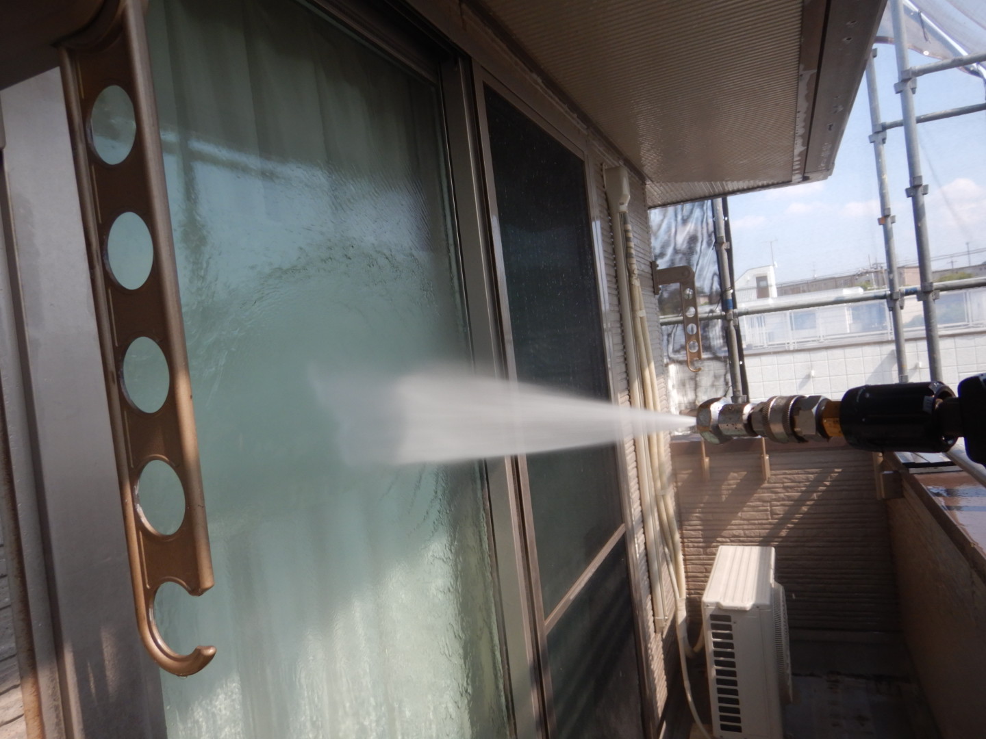 ①高圧洗浄の詳細写真