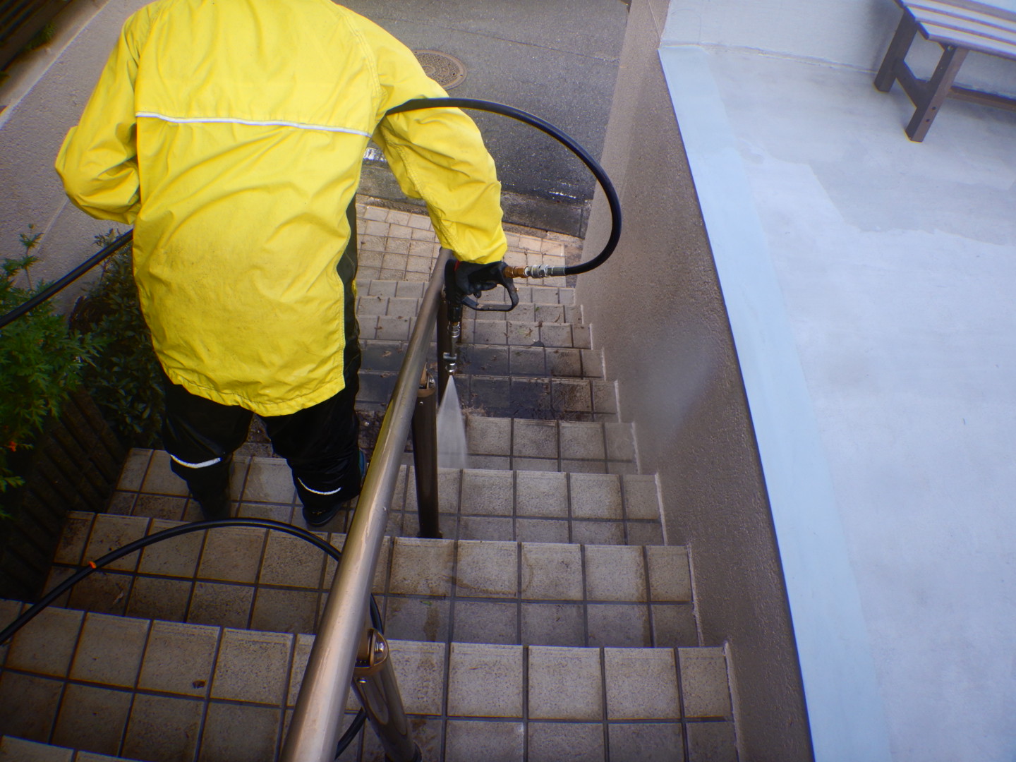 ①高圧洗浄の詳細写真