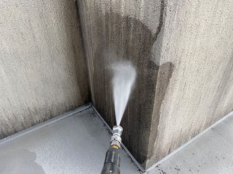 ①高圧洗浄の詳細写真